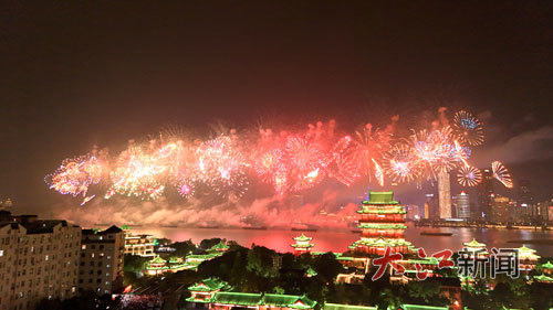 10月1日晚，南昌“盛世华彩 豫章欢歌”国庆烟花晚会现场。 全媒体记者 徐国亮 摄