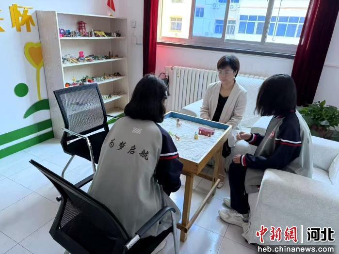 图为心理咨询师在心理健康辅导站为学生进行心理疏导。 鲁超 摄