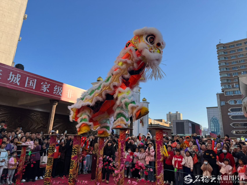 一场舞龙舞狮表演吸引了近千名游客。石榴云/新疆日报记者 王晶晶摄