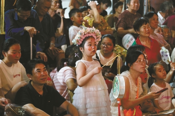 演出现场人气十足。