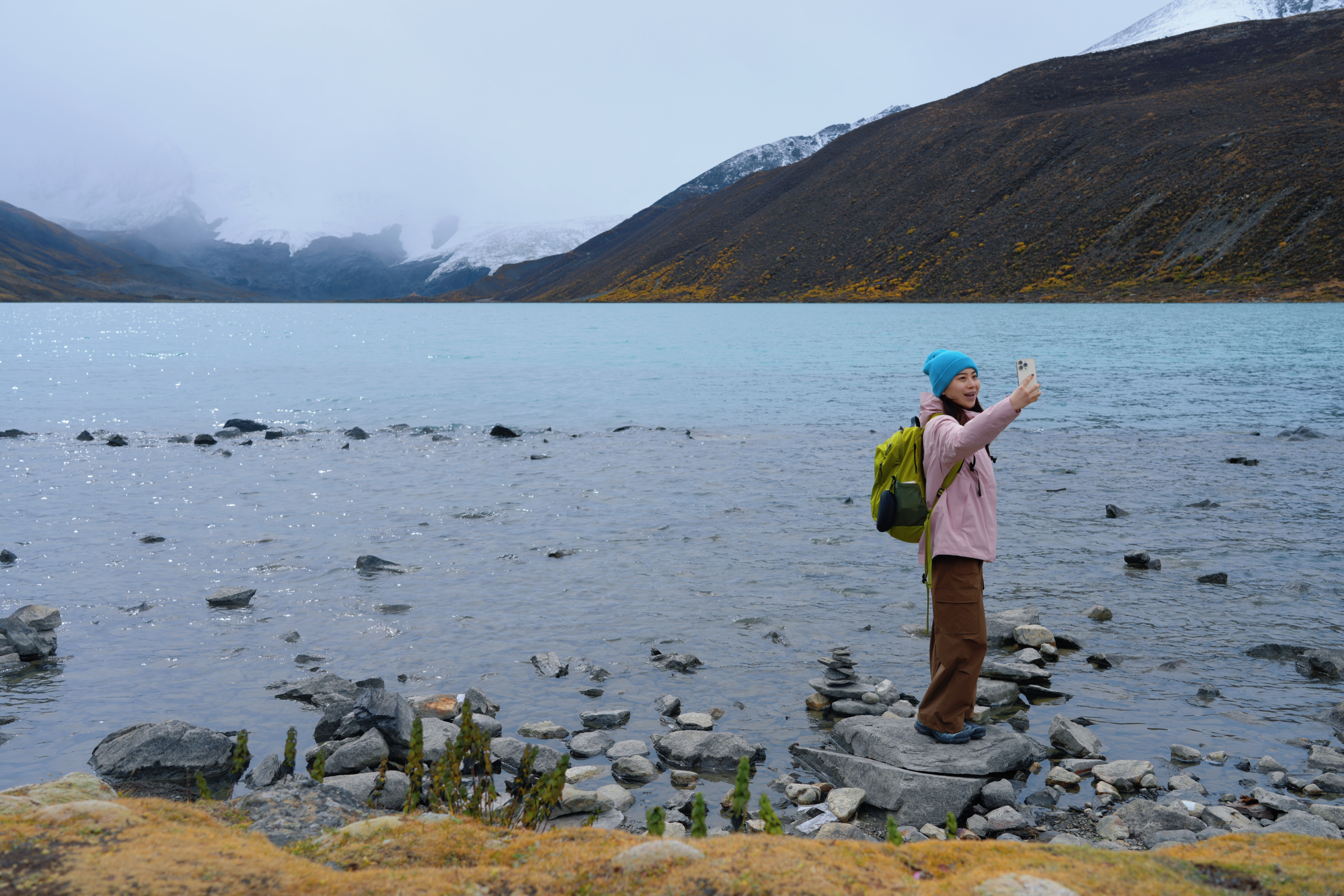 图为来自四川乐山的游客杨鸿博正在萨普景区自拍留念。记者 万靖 摄