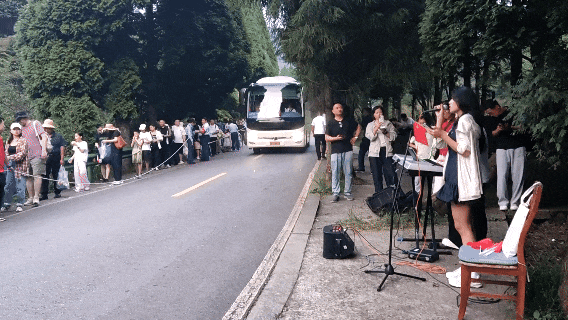 駐場歌手在候車站點獻(xiàn)唱