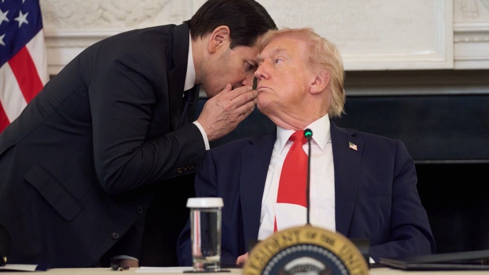 特朗普开会时，鲁比奥递来一张小纸条：你得快宣布