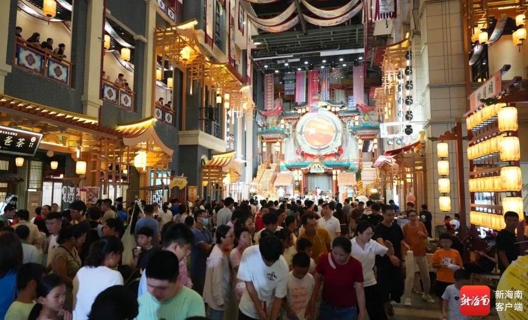 游客打卡海口东坡老码头。海口市旅文局供图