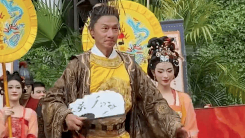 昔日“最帅李世民”林俊贤惊现景区打工！64岁状态佳，与游客互动亲切