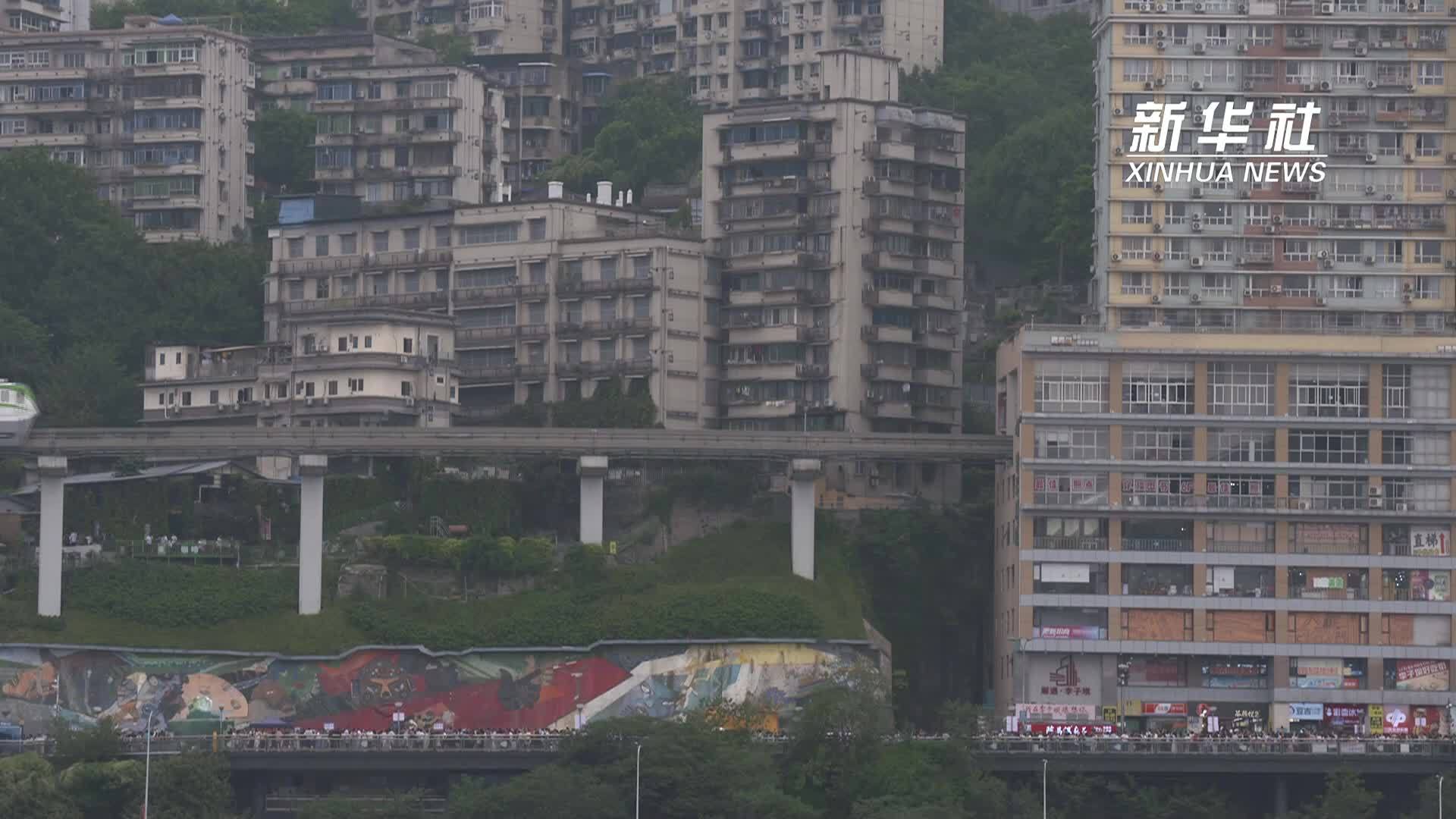 云打卡山城“轻轨穿楼”