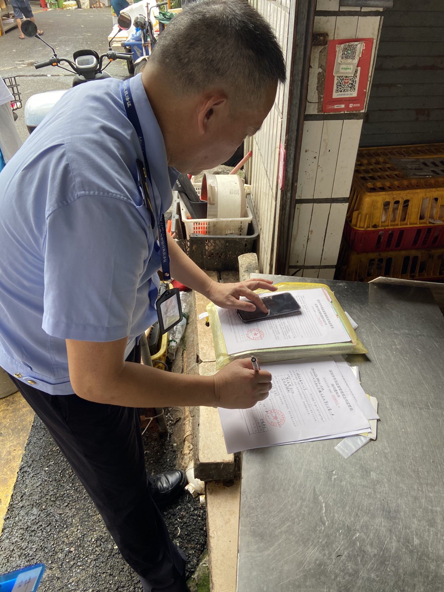 横岗街道多部门联合整治城中村食品安全