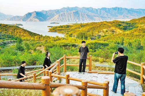 9月29日,徒步爱好者穿行于太行步道曲阳段环湖康养水路,在一步一景中感受曲阳的自然与人文之美。 本报记者 许佳奇摄