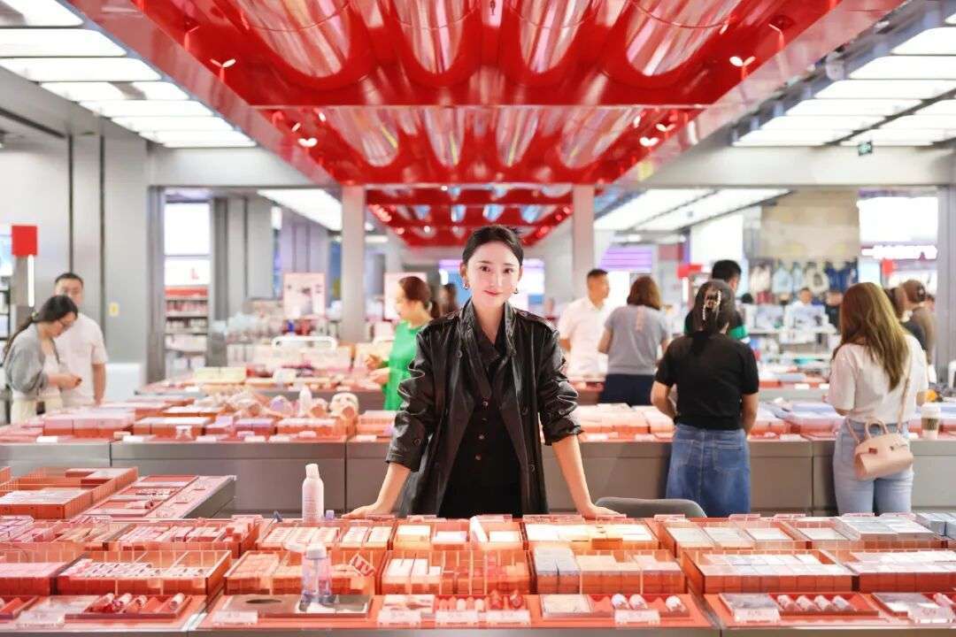 双节欢庆不停歇!万家丽“新年献礼 元旦钜惠”盛大启动!艾晓琪深度打卡世界地标