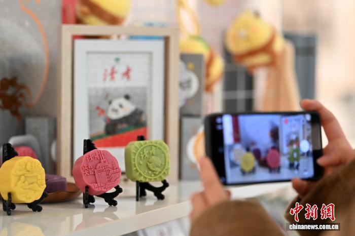 9月29日，甘肃兰州，读者杂志社展出融入当地历史文化和名胜古迹元素的文创月饼吸引参观者。九美旦增　摄