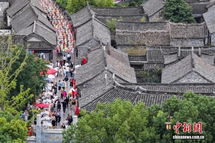 10月1日，江蘇淮安，民眾走進盱眙縣第一山歷史文化街區品“文化大集”。中新社記者 泱波 攝