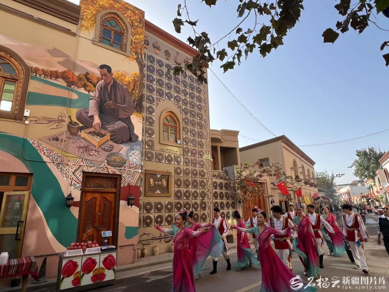 墨玉县墨玉老城景区的“墙上博物馆”成为游客感受文化、寄托情思的好去处。徐娜摄