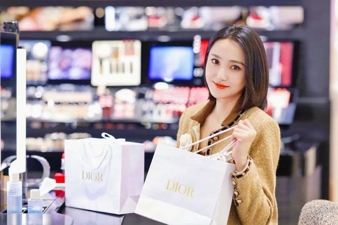 双节欢庆不停歇!万家丽“新年献礼 元旦钜惠”盛大启动!艾晓琪深度打卡世界地标