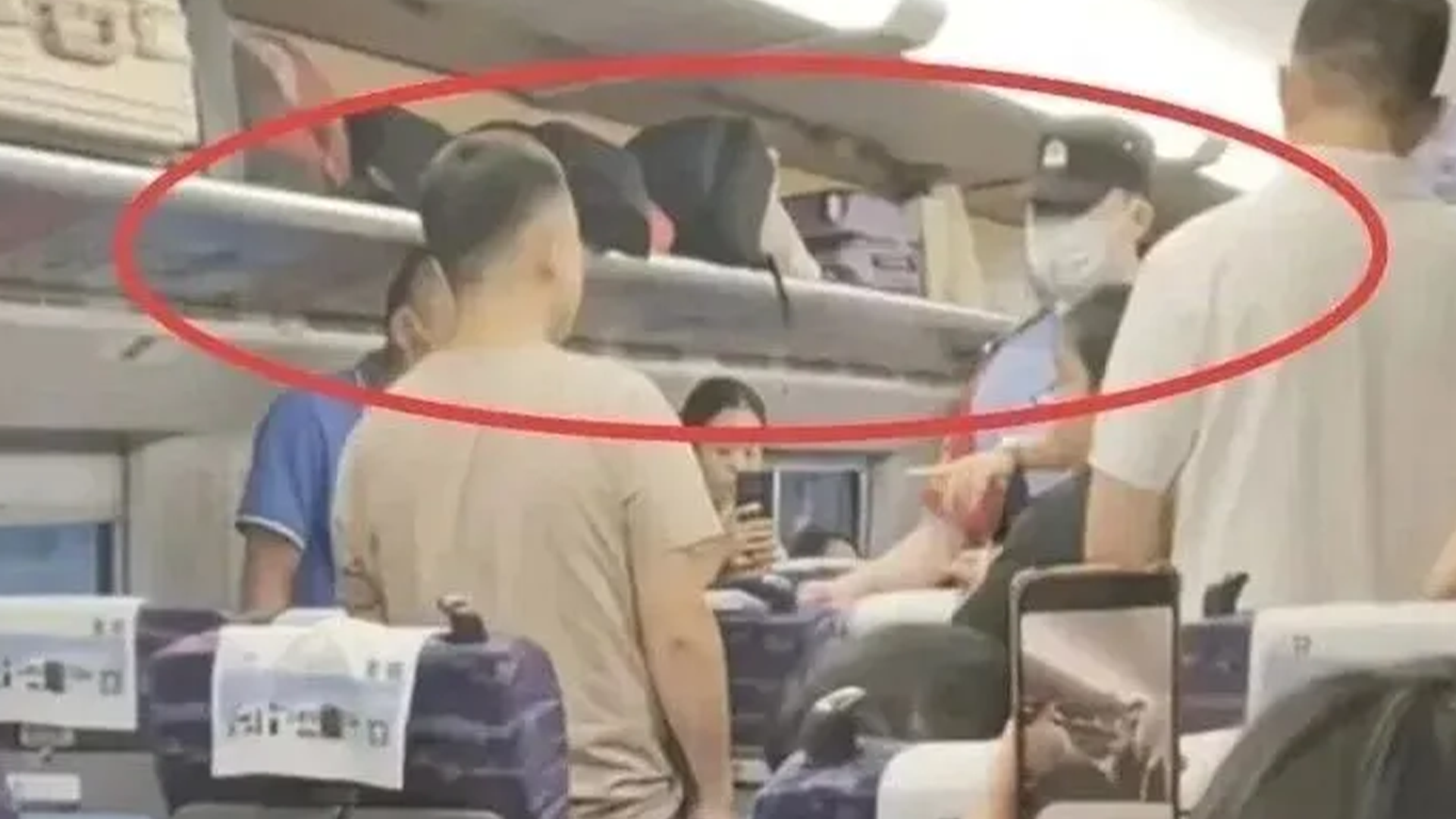 广东一高铁上陌生男子对邻座8岁女孩又亲又摸，官方通报：男子涉嫌猥亵儿童罪，被依法刑事拘留