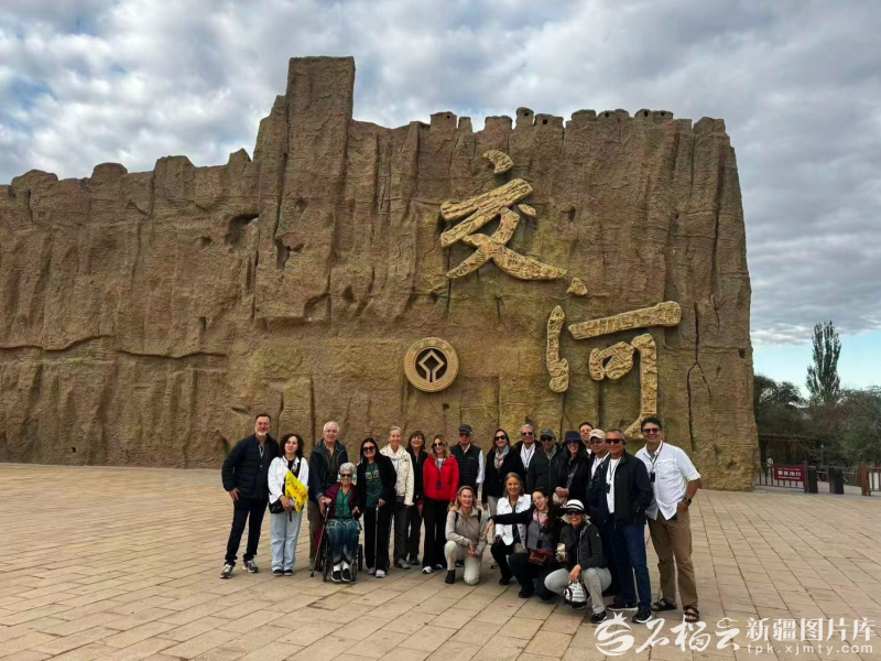 考古学家拉斐尔带领的考古旅行团合影。祖力菲亚·艾买提摄