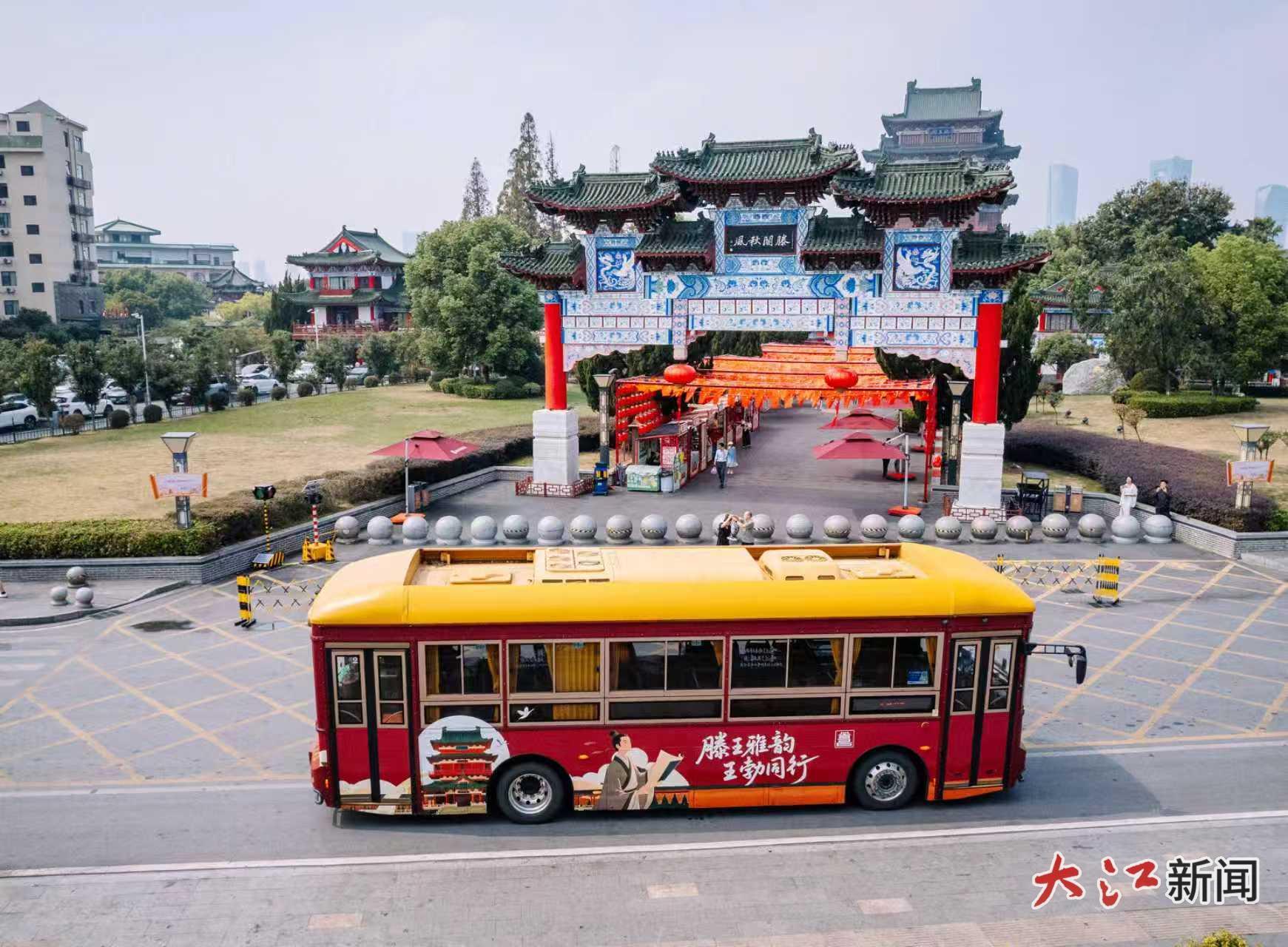 “王勃号”公交车行驶在南昌街头