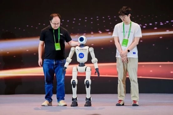 香港技术研究院科技委主席张斌教授获得“琶洲领军算法师”称号!