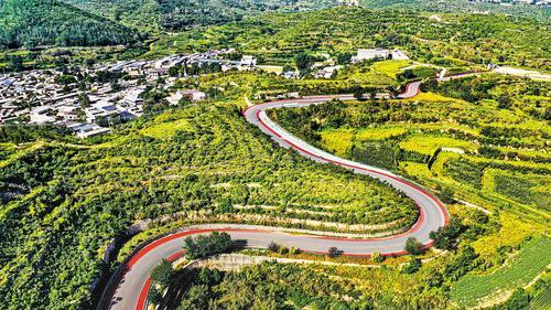 近日拍摄的井陉太行天路。本报记者 史晟全摄