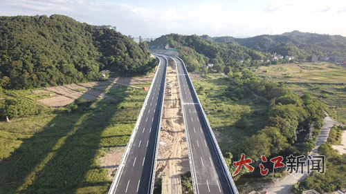 灵山互通连接线4号桥已完成沥青摊铺。