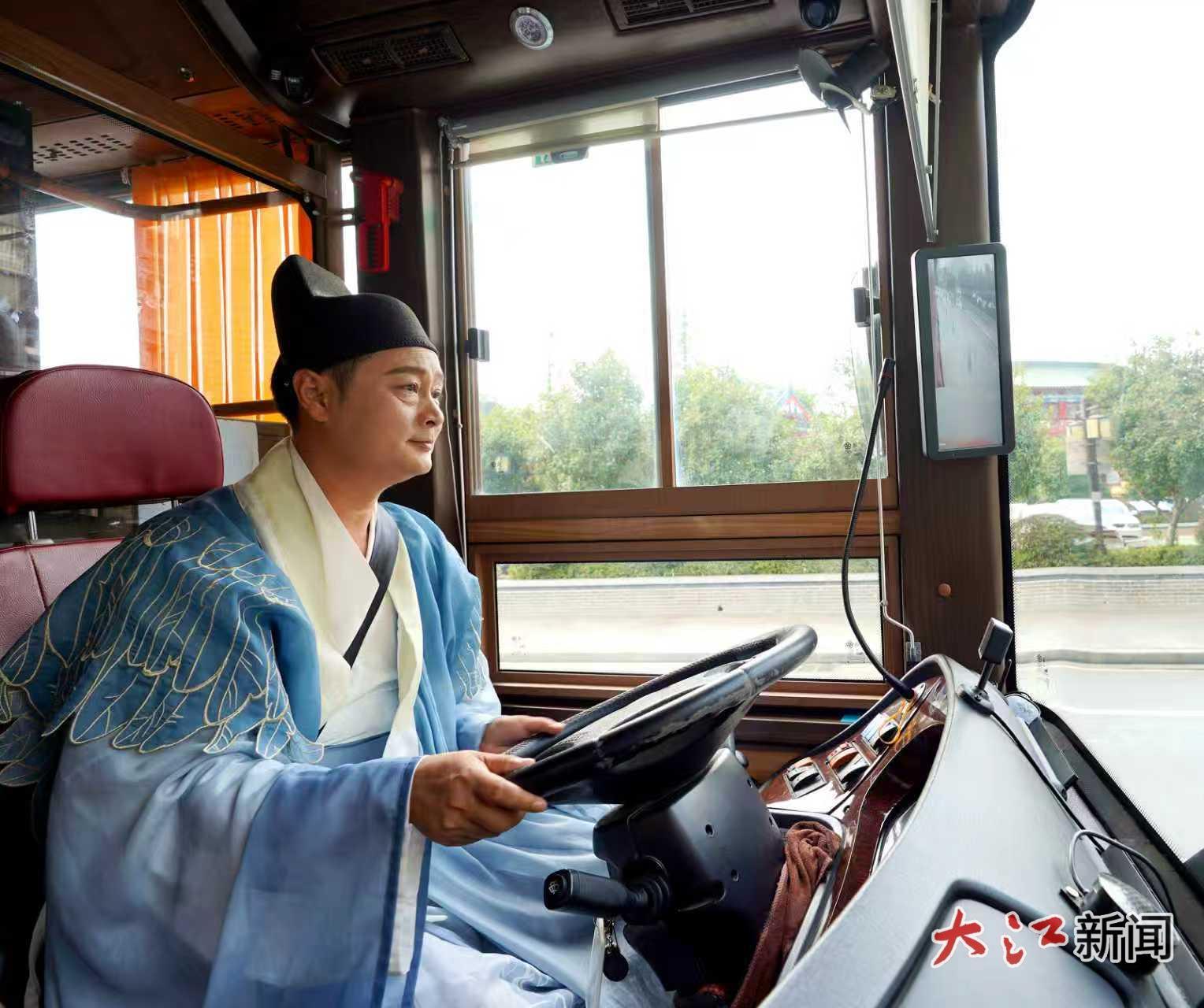 公交驾驶员着古装开车