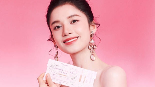 张婧仪穿白色长裙秀美背 甜美明媚灵动俏皮
