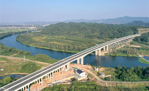 图为2025年10月8日在江西省上饶市信州区沙溪镇境内拍摄的上浦高速公路沙溪信江特大桥。