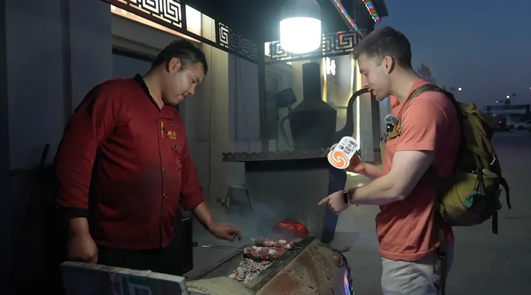 旅游经济改变新疆当地人的生活，旅游旺季时，餐厅日赚五至八千元