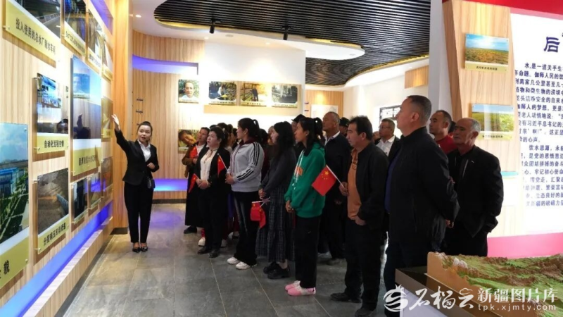 游客在伽师县饮水思源展示馆参观。阿力米热·亚森摄