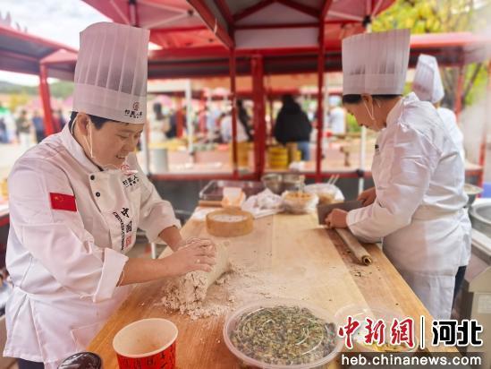 现场,莜面手艺人正在制作莜面美食。 张桂芹 摄