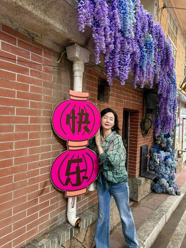 陈数分享悠然假日生活！逛街散步拍美照状态轻盈，笑容明媚心情佳(图3)