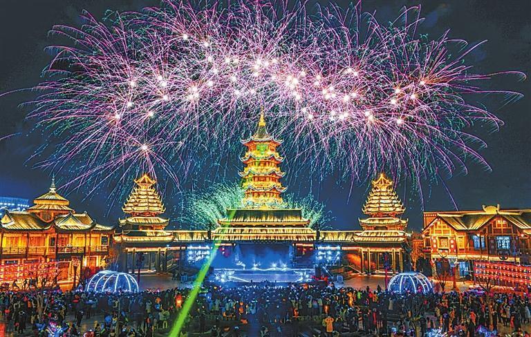 国庆中秋假期，嘉峪关方特景区人潮涌动。嘉峪关方特景区供图