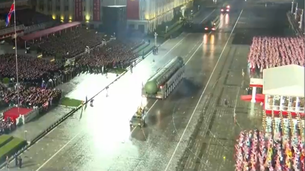 朝鲜“火星-20”洲际弹道导弹首次亮相，阅兵现场沸腾了