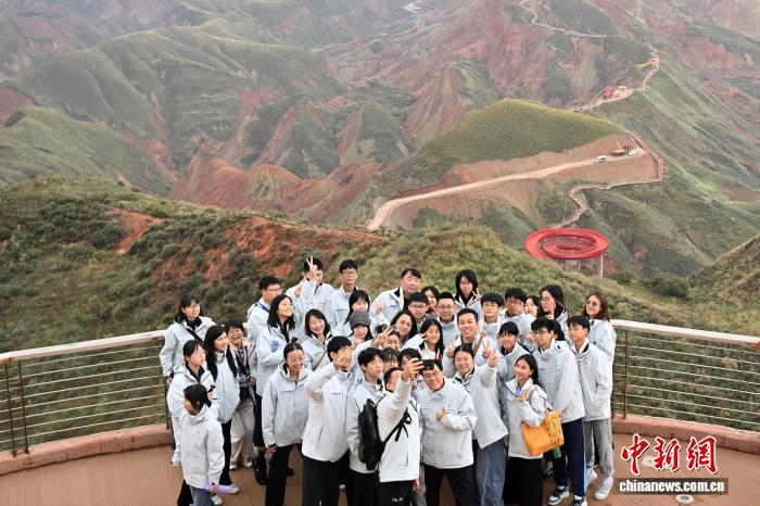 图为澳门青少年在兰州水墨丹霞景区合影留念　中新社记者　九美旦增　摄
