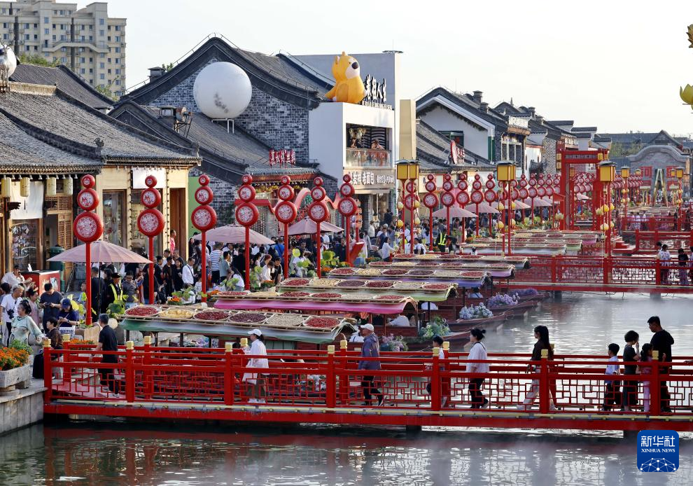 10月3日，游客在河北省唐山市丰南区河头老街景区游玩。 新华社记者 杨世尧 摄