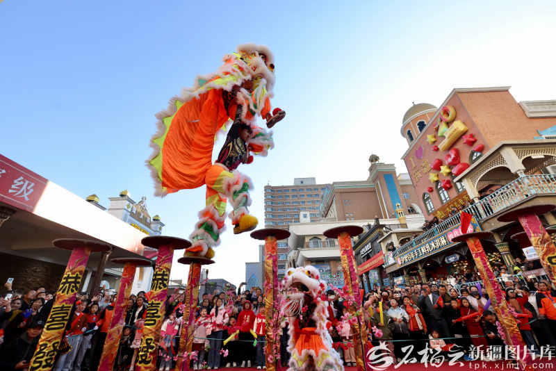 10月6日,在乌鲁木齐市天山区的大巴扎疆来城,精彩的舞狮表演吸引了众多游客近距离感受非遗技艺的独特风采。石榴云/新疆日报记者 李瑞摄