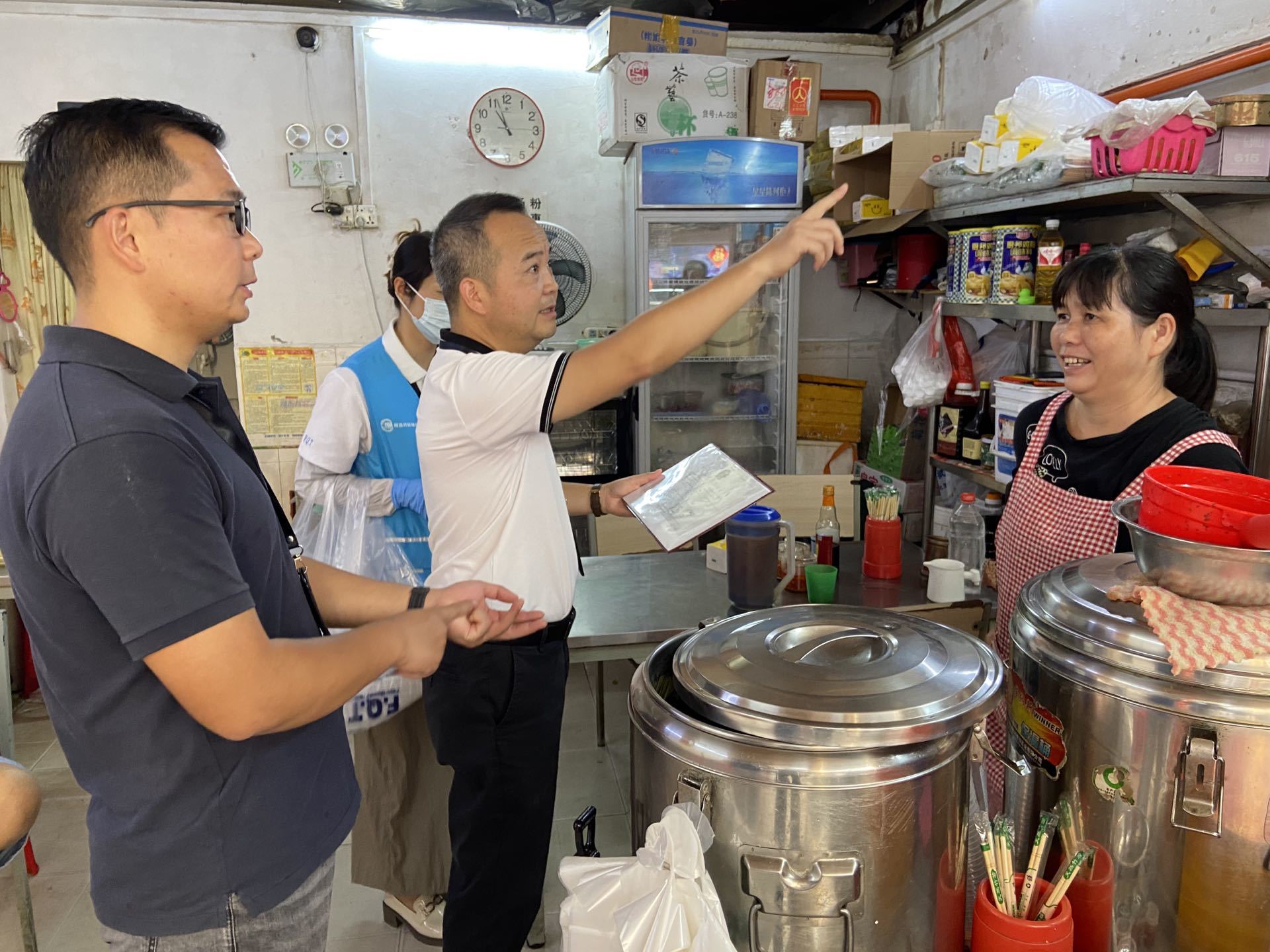 横岗街道多部门联合整治城中村食品安全