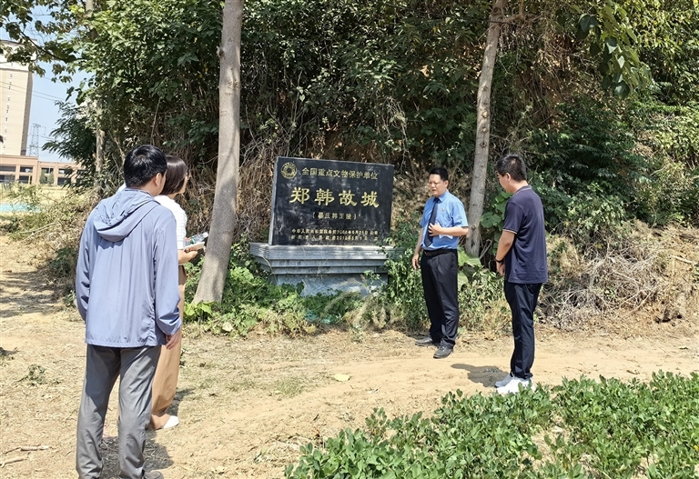 新郑市检察院检察官对韩王陵墓葬保护情况开展“回头看”。 李柯汝 摄