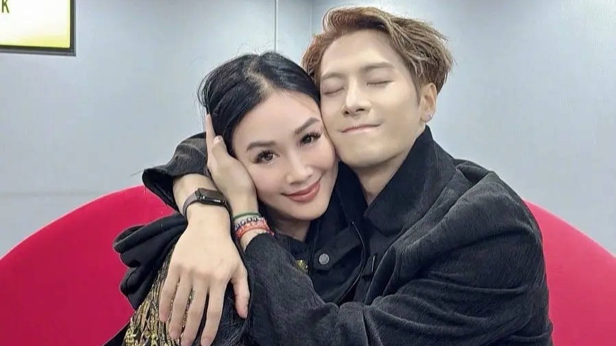 钟丽缇晒与王嘉尔贴脸亲密照 坦言至今仍在回味