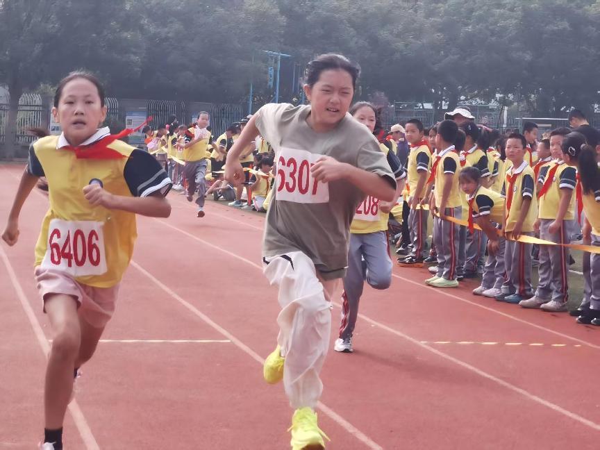 图说:选手在参加田径比赛。