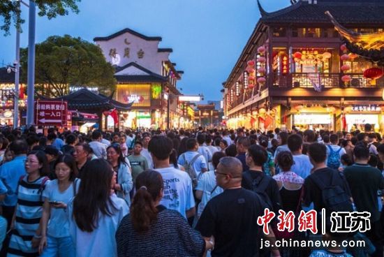 游客游览夫子庙—秦淮风光带风景名胜区。南京市秦淮区委宣传部 供图