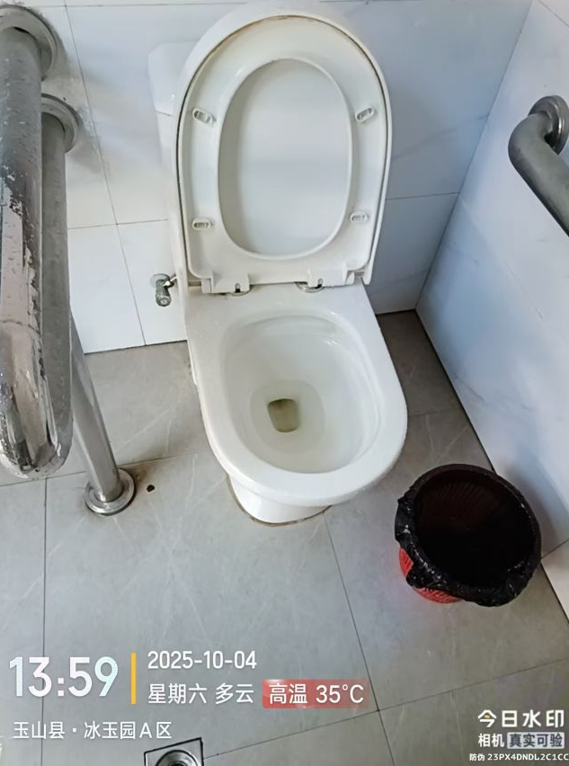 公厕残疾人专用马桶有黄色水垢 玉山县环卫中心回应