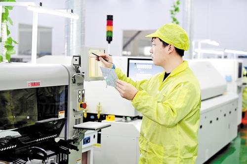 9月23日，衡水晶耀前进汽车灯具股份有限公司生产车间，工人检查设备运行情况。 本报记者焦磊摄