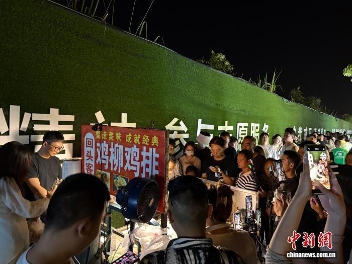 “雞排哥”李俊永的攤位前大排長龍。記者 李韻涵 攝