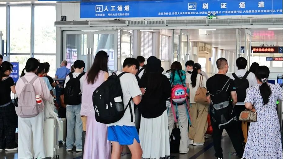 10月7日江西高速车流量16时达到峰值 部分收费站入口临时封闭