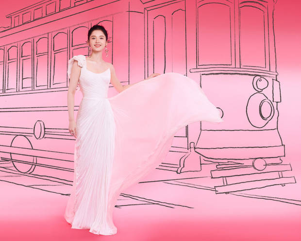 张婧仪穿白色长裙秀美背 甜美明媚灵动俏皮