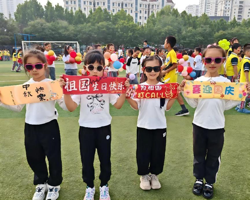 图说:小学生展示自制的创意道具。