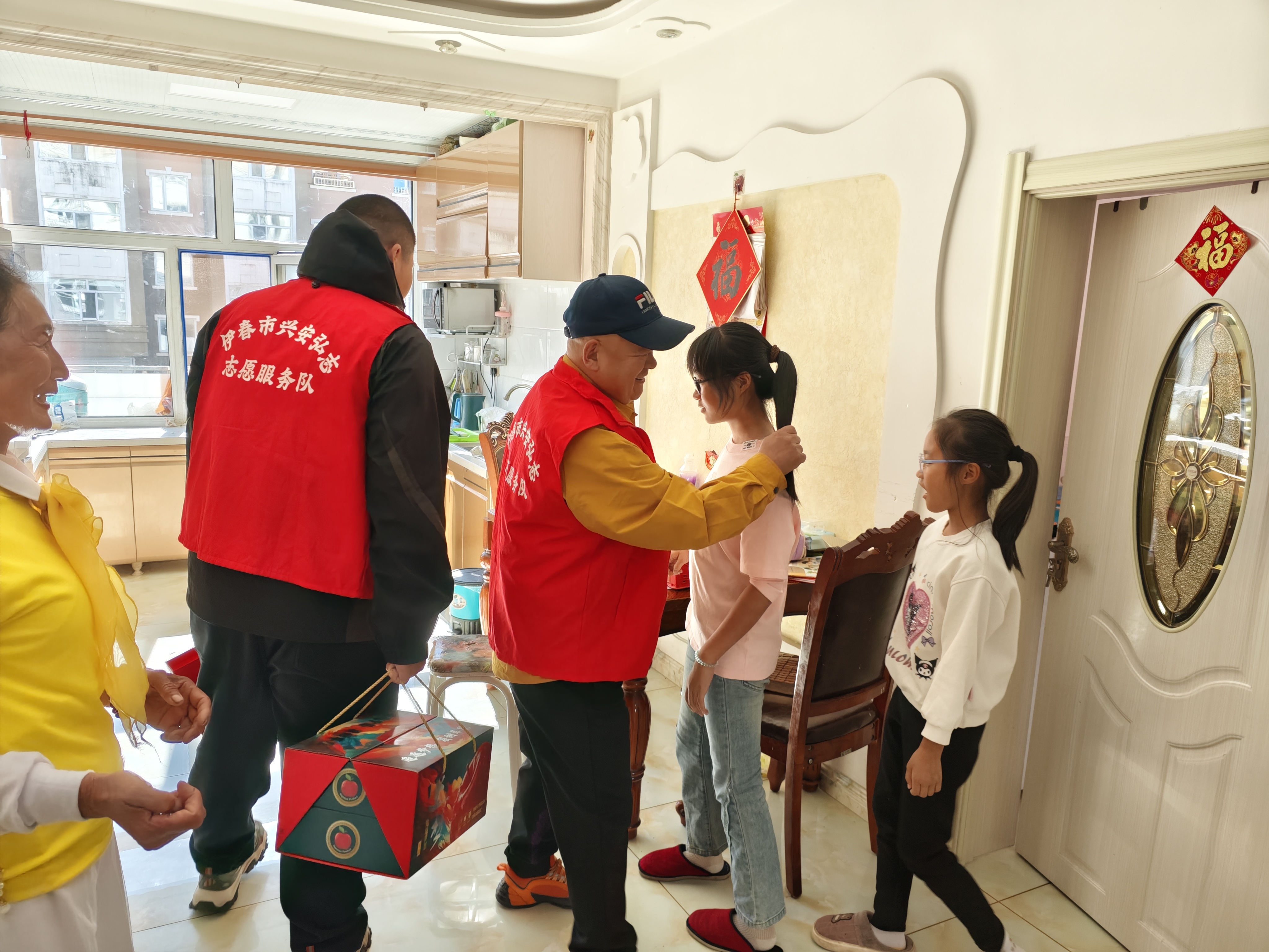 情暖中秋，爱在兴安——伊春兴安弘志志愿服务队国庆期间开展献爱心慰问活动