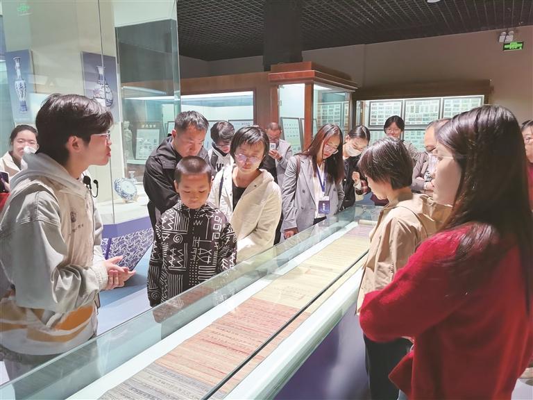 西北师范大学星火馆内学生志愿者为参观者认真讲解