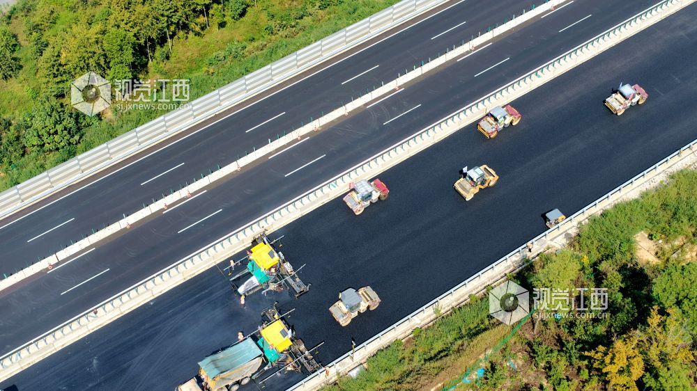 2025年10月10日,由中铁十八局集团有限公司承建的樟吉高速公路改扩建工程A2标江西省吉安市峡江县戈坪乡施工现场,工人在进行沥青摊铺作业。