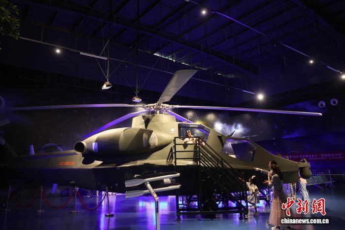 景德镇:游客打卡江西直升机科技馆(图)